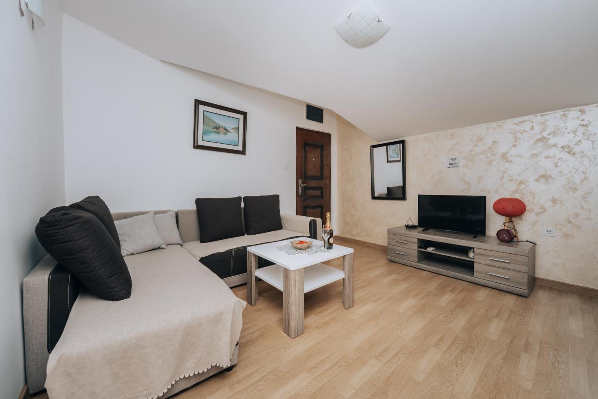 Paradise Bay Apartments โกตอร์ ภายนอก รูปภาพ