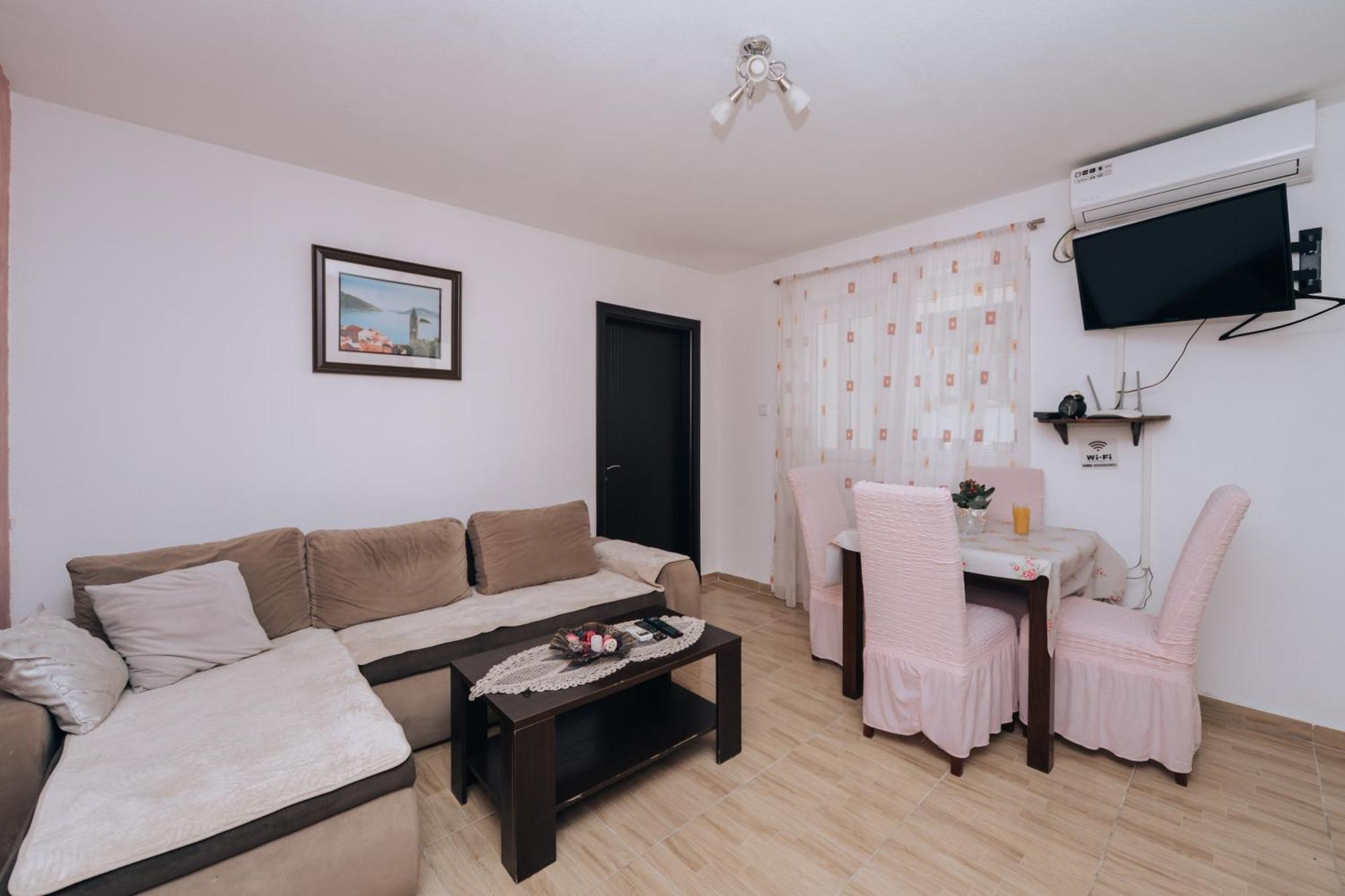 Paradise Bay Apartments โกตอร์ ภายนอก รูปภาพ