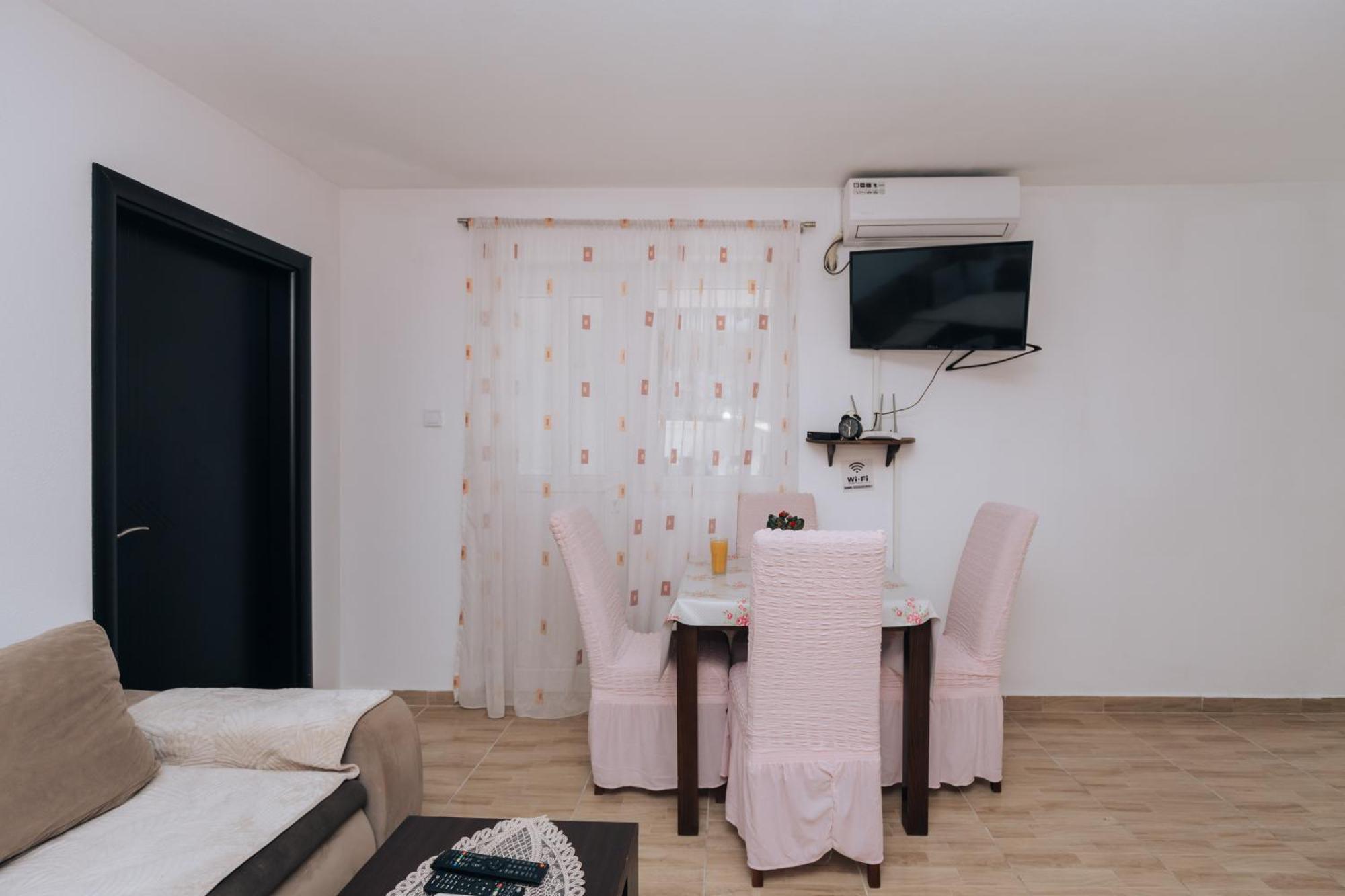 Paradise Bay Apartments โกตอร์ ภายนอก รูปภาพ