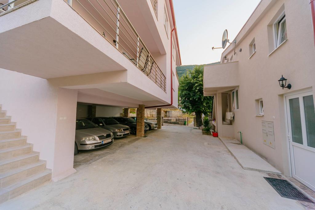 Paradise Bay Apartments โกตอร์ ภายนอก รูปภาพ